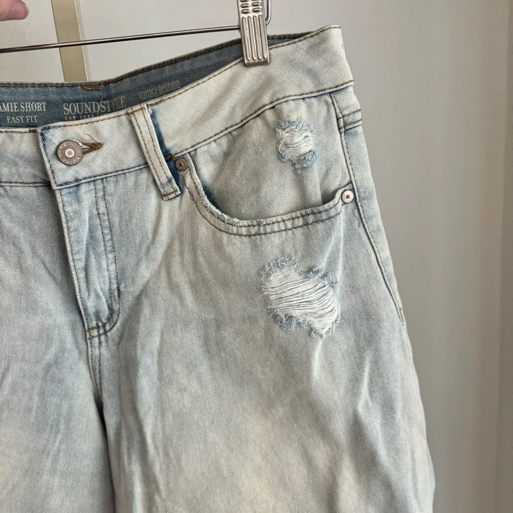 Soundstyle Relaxed Fit Light Wash Distressed Denim Shorts, Size 10